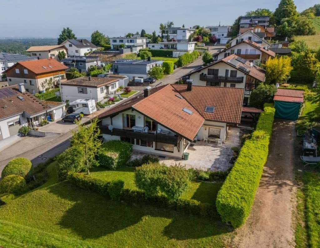 Immobilie in Bad Bellingen - Landhausvilla mit großem Grundstück - Bild 0