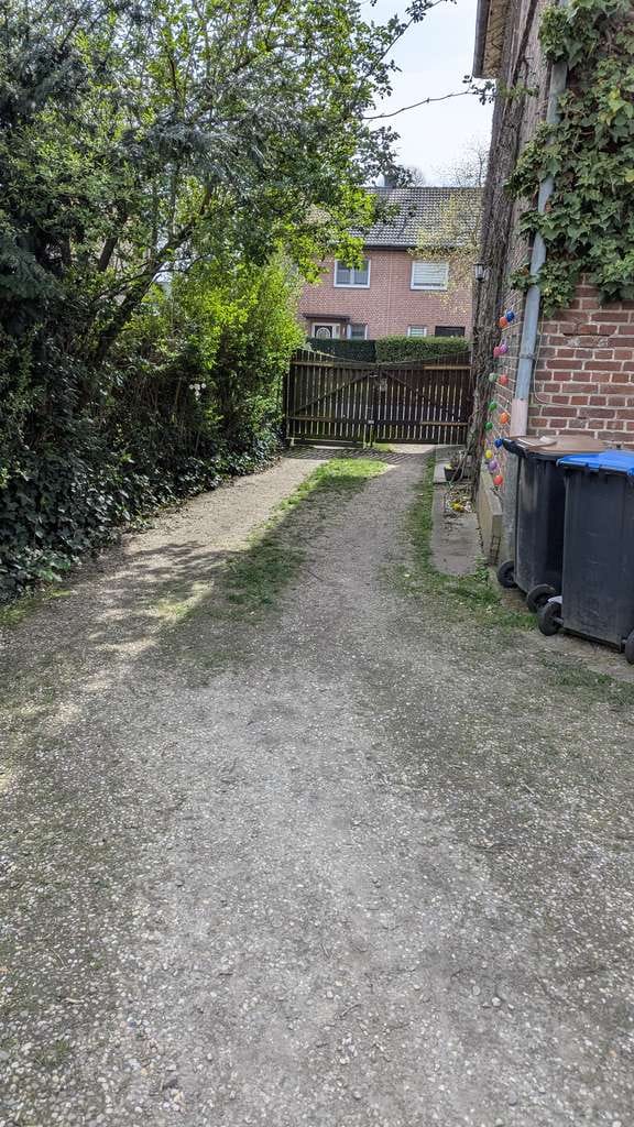 Immobilie in Xanten - Freistehendes 2- geschossiges MFH mit 2- Wohneinheiten u. 1 Gewerbe  mit Potenzial u. Möglichkeiten - Bild 1