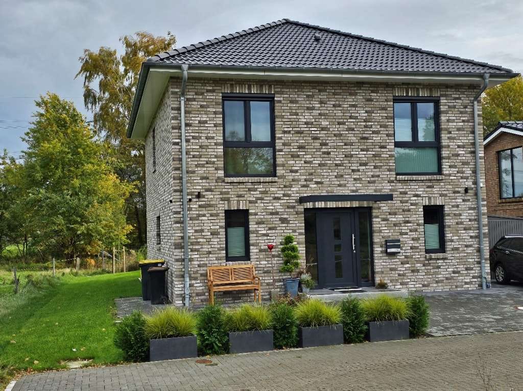 Immobilie in Süderheistedt - Raum & Licht - Wohnen auf 2 vollen Geschossen
Niedrigenergiehaus mit Wärmepumpe -  Neubau in Planun - Bild 1