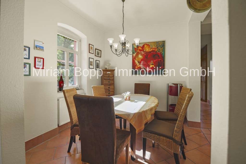 Immobilie in Tiefenbronn - Haus mit Geschichte und viel Platz – ca. 251 m² Wohnfläche, Südterrasse, Garten und großer Carport - Bild 2