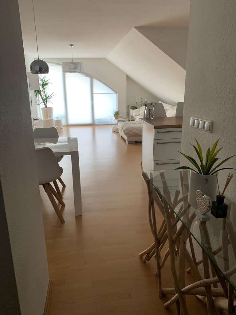 Immobilie in Bischofsheim - Provisionsfrei: Helle 2-Zi-DG Wohnung mit Balkon und fest zugeordnetem Stellplatz in Bischofsheim - Bild 0