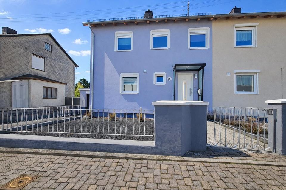 Immobilie in Baumholder - Familienfreundliche Doppelhaushälfte mit ca. 170 m² Fläche, 2 Bädern, Garage & großem Garten - Bild 0