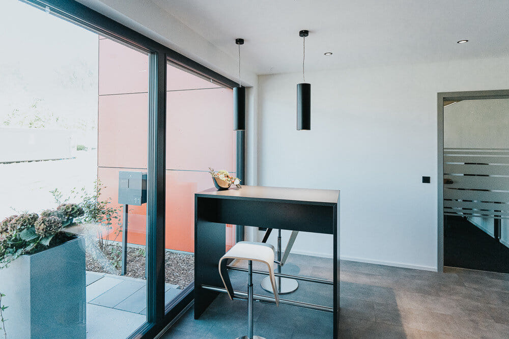 Immobilie in Ursberg - Knapp 300 m² Fläche: Nachhaltiges Arbeiten trifft luxuriöses Wohnen in harmonischer Architektur. - Bild 0