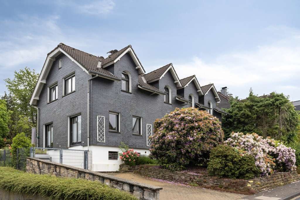 Immobilie in Radevormwald - Großzügiges Einfamilienhaus mit einer Einheit für ein stilles Gewerbe - Bild 1