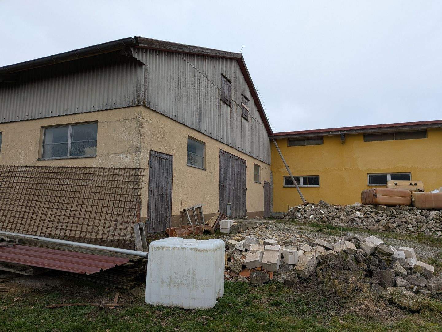 Immobilie in Niederstetten - Wirklich seltene Gelegenheit für Großfamilie oder Handwerker und auch Investor. Anwesen mit drei Wohnungen, Hobbyraum und großer Halle.  - Bild 2
