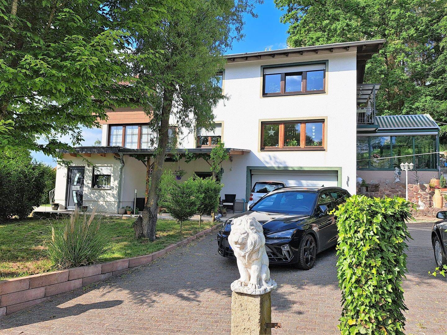 Immobilie in Merzig - Gepflegtes, freistehendes Wohnhaus mit Einliegerwohnung, großem Garten, Wintergarten und Fernblick in ruhiger, einzigartiger Lage von Merzig-Brotdorf - Bild 0