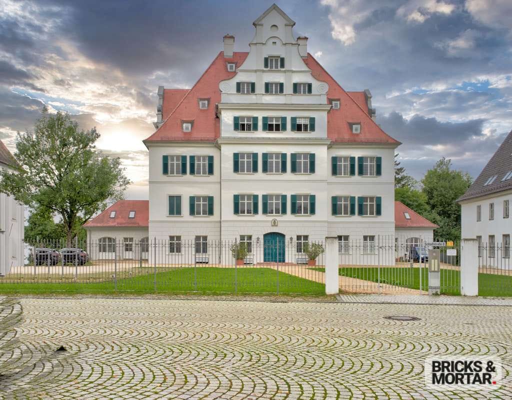 Immobilie in Krumbach (Schwaben) - Wohnen im Schloss, stilvolle 1 Zimmerwohnung in Denkmalgeschütztem Anwesen - Bild 0