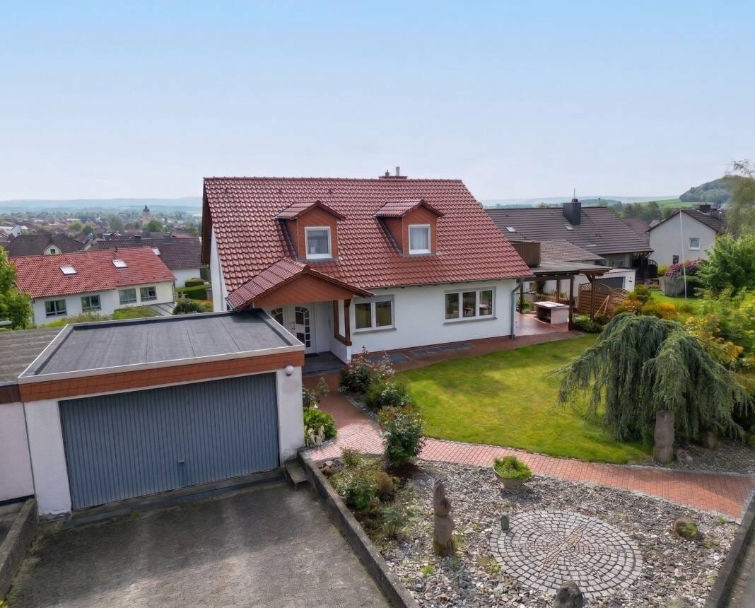 Immobilie in Baunatal - Großes Einfamilienhaus mit vermieteter Einliegerwohnung in Panoramalage von Baunatal-Großenritte! - Bild 2