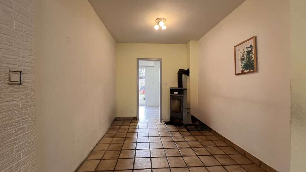 Immobilie in Alsdorf - Sanierungsbedürftiges Einfamilienhaus
mit sonnigem Grundstück in ruhiger Lage - Bild 2