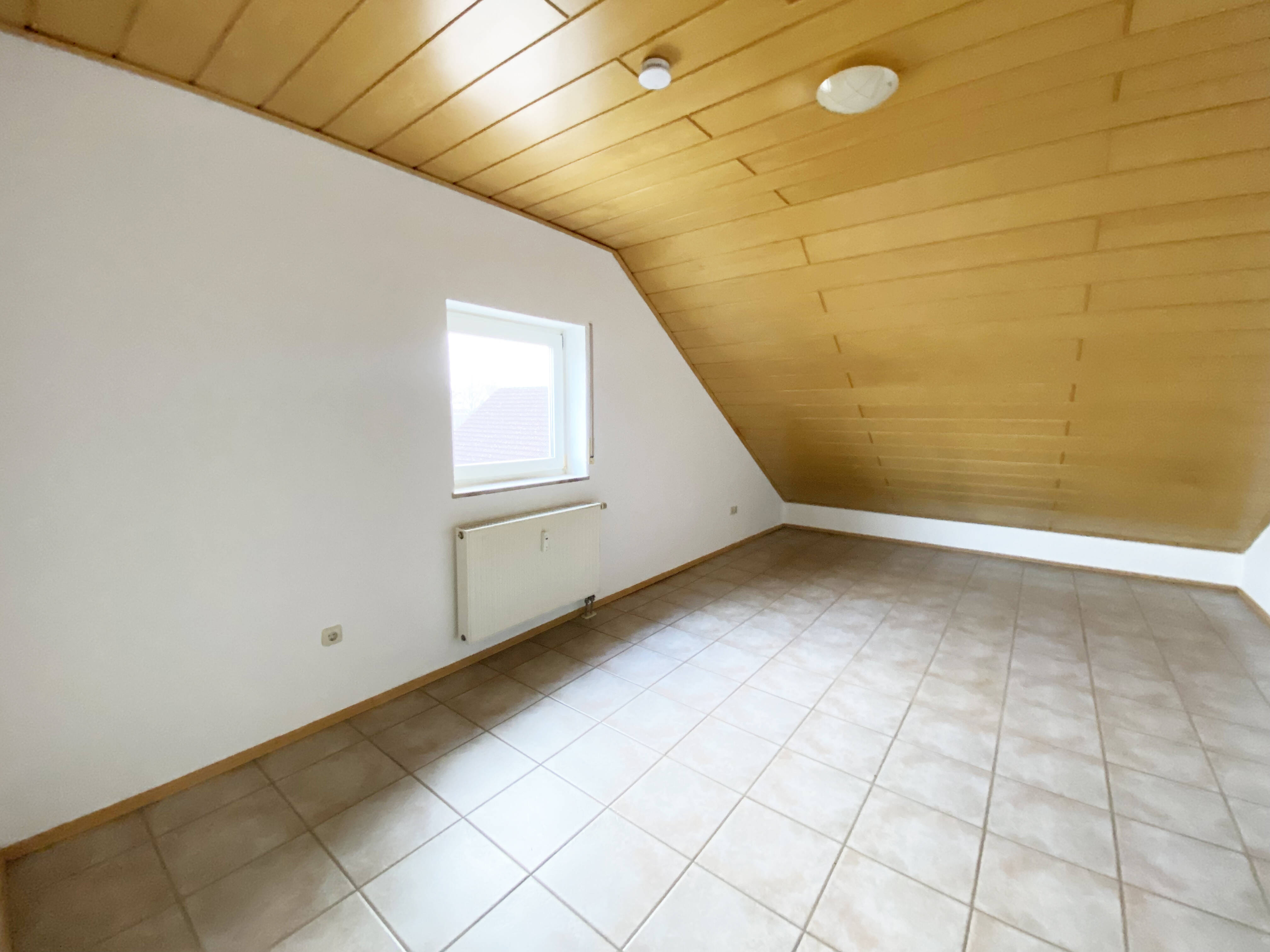 Immobilie in Orsingen-Nenzingen - VERKAUFT Charmante 3-Zimmer-Dachgeschosswohnung mit zwei Balkonen und Gartenblick in Orsingen-Nenzingen - Bild 2