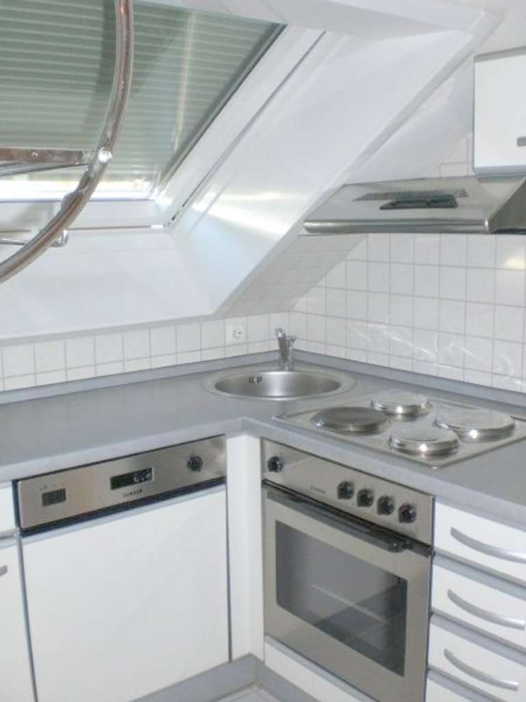 Immobilie in Wolfschlugen - Gemütliche 2-Zimmer Dachgeschosswohnung mit EBK, Garage, Loggia ins Grüne, zentral und dennoch ruhig - Bild 2