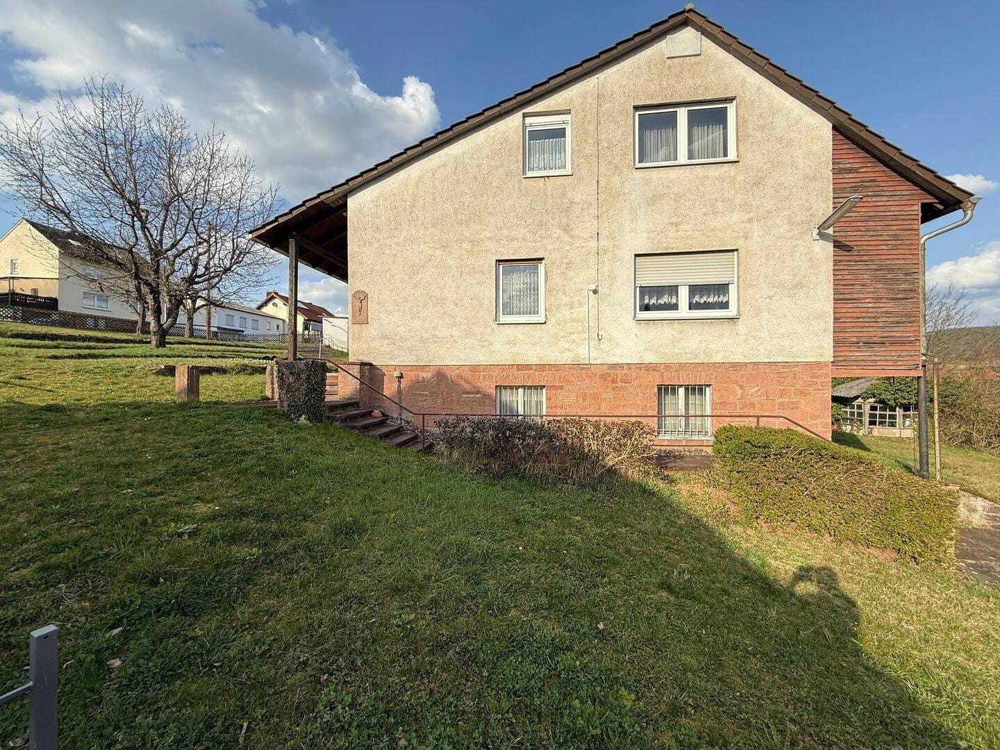 Immobilie in Eschau - Einfamilienhaus auf großem Grundstück - Bild 1