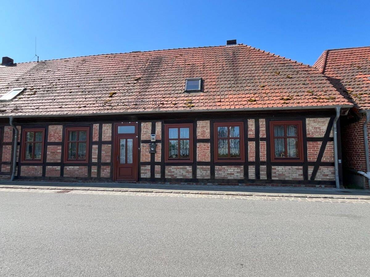 Immobilie in Basedow - Ursprünglicher Backsteinbau mit Blick auf Schloss Basedow und den Schlossteich... - Bild 2