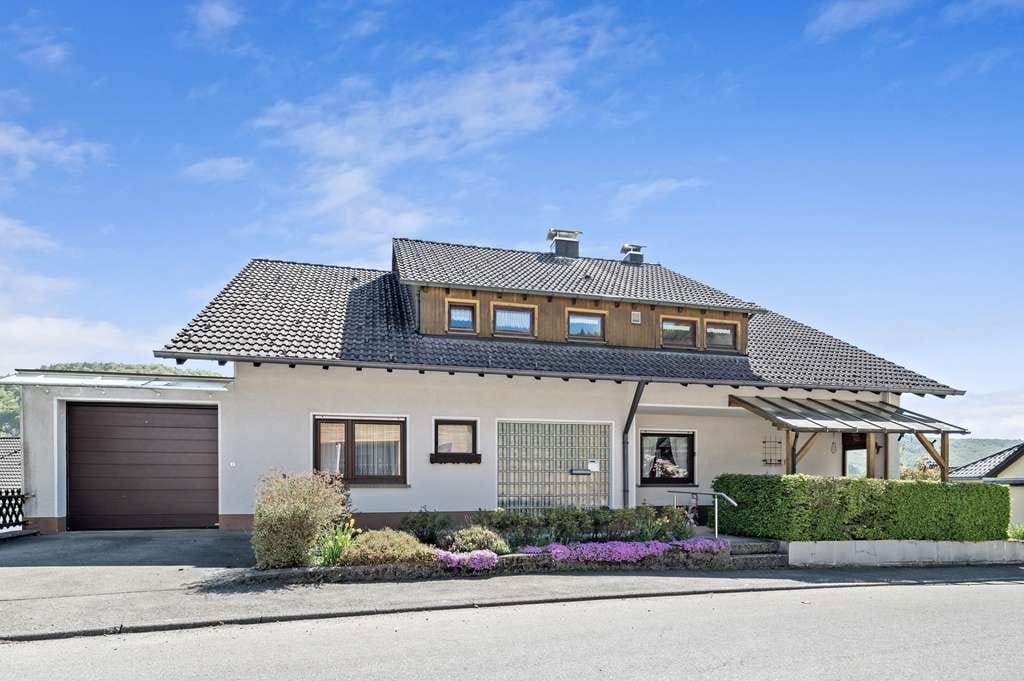 Immobilie in Nusplingen - Großzügiges Zweifamilienhaus mit  schönem Garten und zwei Garagen - Bild 3