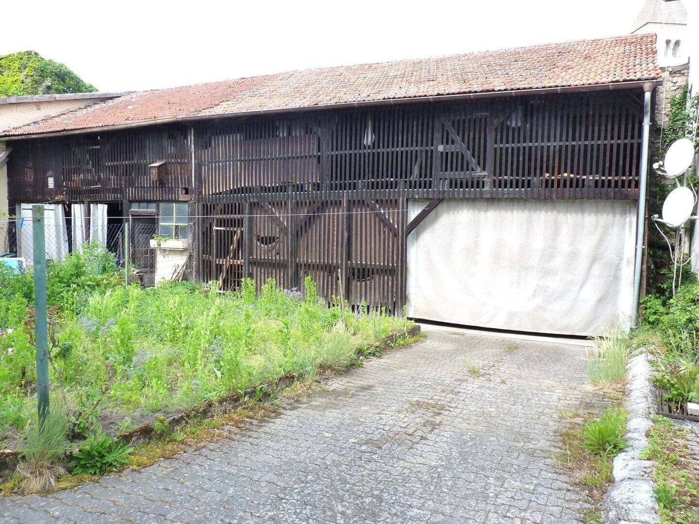 Immobilie in Würzburg - Doppelhaushälfte mit 3 Wohnungen, kleiner Gartenbereich, Hof und Scheune in Heidingsfeld  - Bild 4