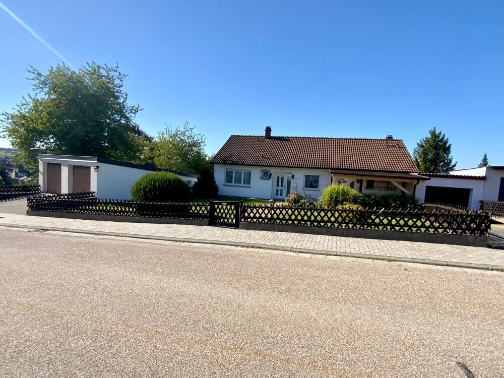 Immobilie in Waibstadt - GLOBAL INVEST SINSHEIM | Tolles 1- 2-Familienhaus mit einem großartigen Grundstück in bester Lage von Waibstadt - Bild 0