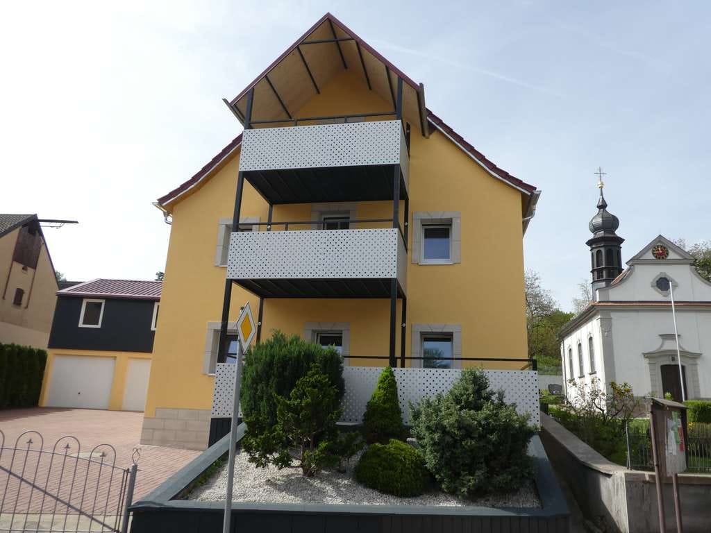 Immobilie in Eltmann - Wohnhaus mit Doppelgarage im Jahr 2024  neu voller Wärmeschutz  &  PV Anlage 15 kW - Bild 1