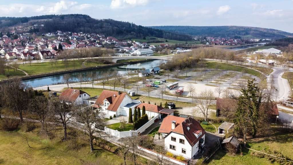 Immobilie in Berching - Gepflegtes Einfamilienhaus mit 9 Zimmern und Garage in Berching - Bild 2