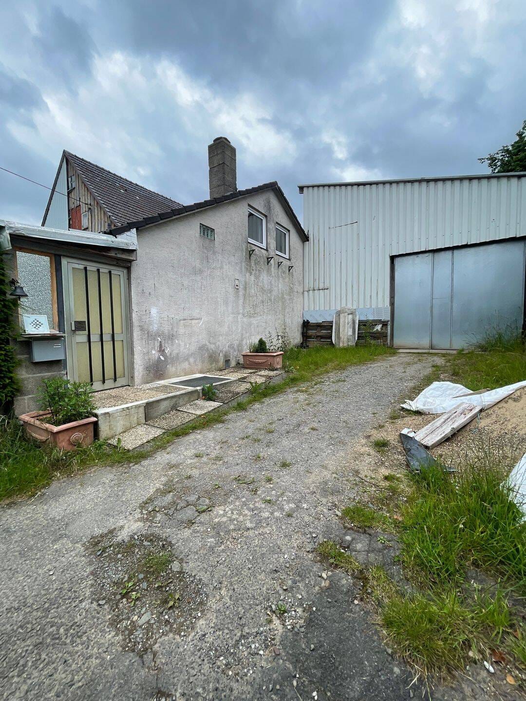 Immobilie in Hückeswagen - Ländlich Zwei Haushälfte Altbau mit große Garage  - Bild 0