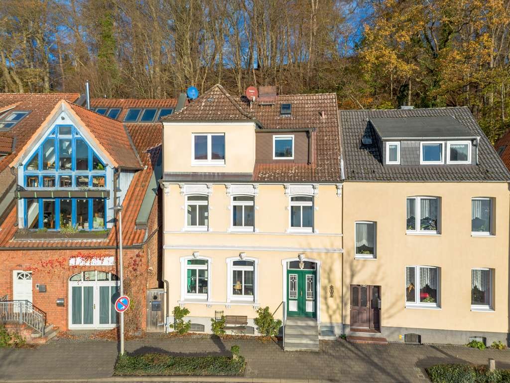 Immobilie in Mölln - Charmantes Stadthaus mit großzügigem Raumangebot und vielseitigen Nutzungsmöglichkeiten in Mölln - Bild 0