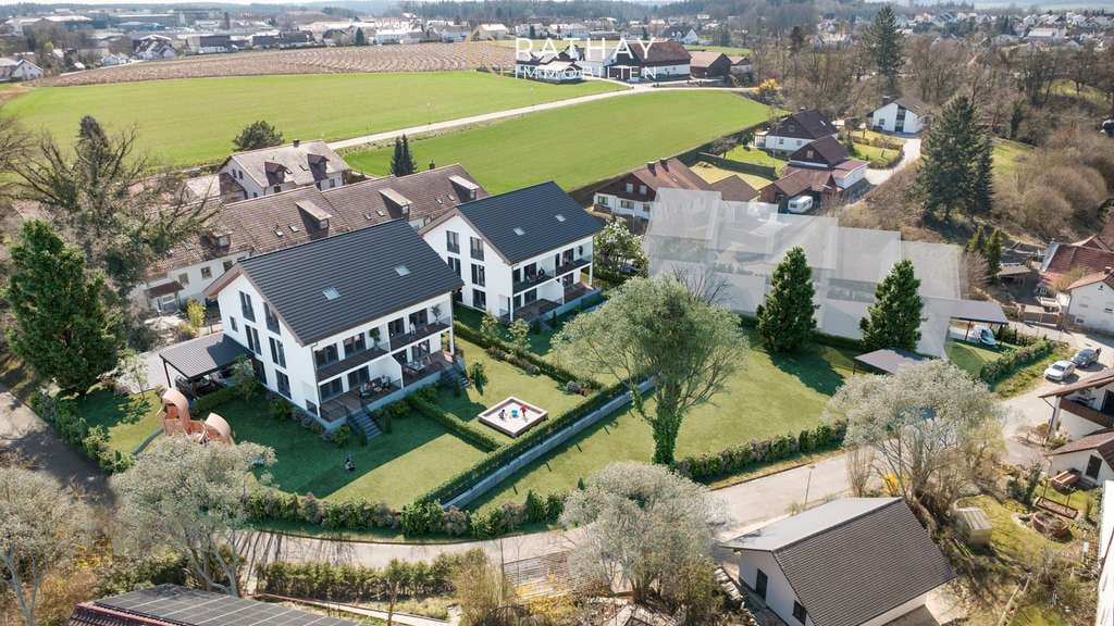 Immobilie in Rottenburg a. d. Laaber - Familientraum im Herzen von Rottenburg – Neubau-DHH in Holzmassivbauweise mit EH-40 Standard - Bild 0