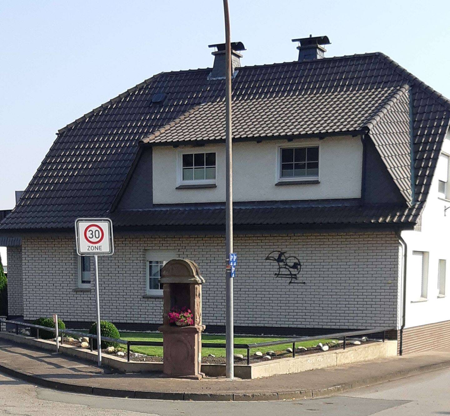 Immobilie in Borgentreich - Attraktives Einfamilienhaus mit großem Garten und 2 Garagen in Borgentreich - Bild 1