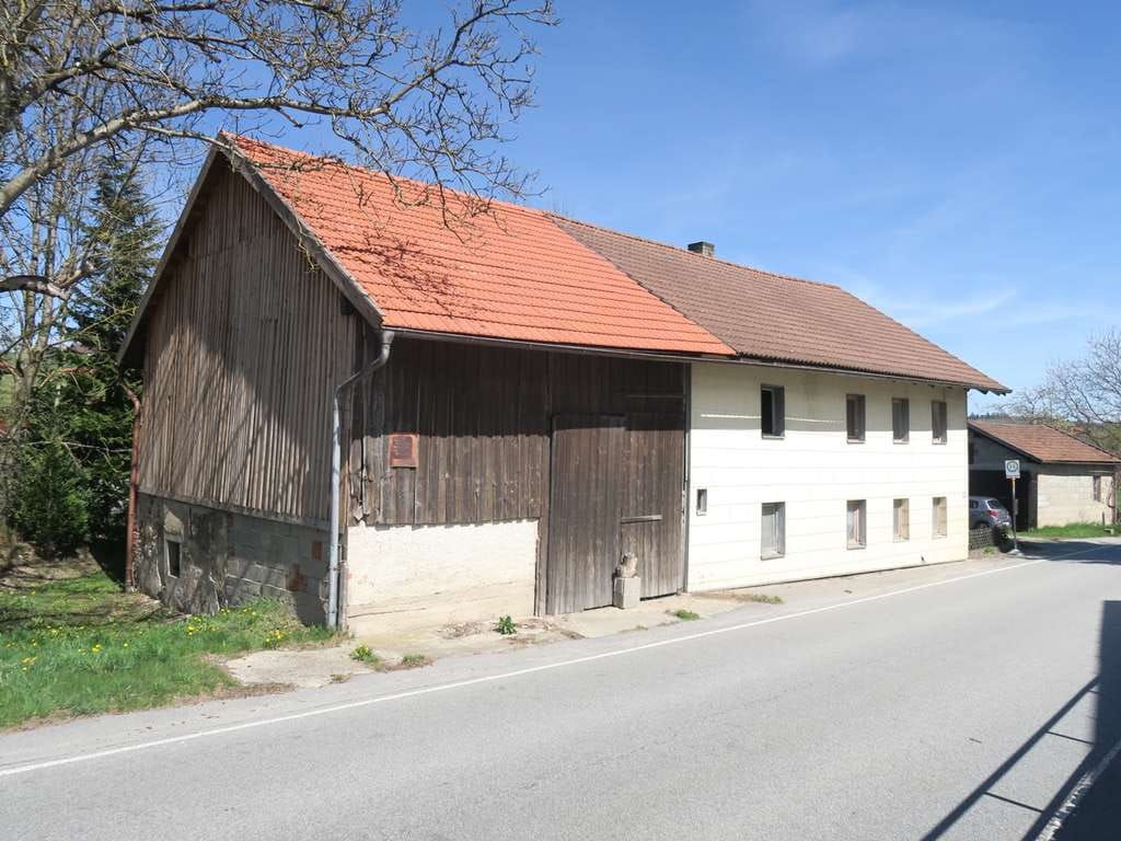 Immobilie in Tiefenbach - "Bauernhaus" m. Scheune u. Bachlauf - nur ca. 2 km z. Autobahn A3/Ausfahrt Passau-Nord - Bild 0