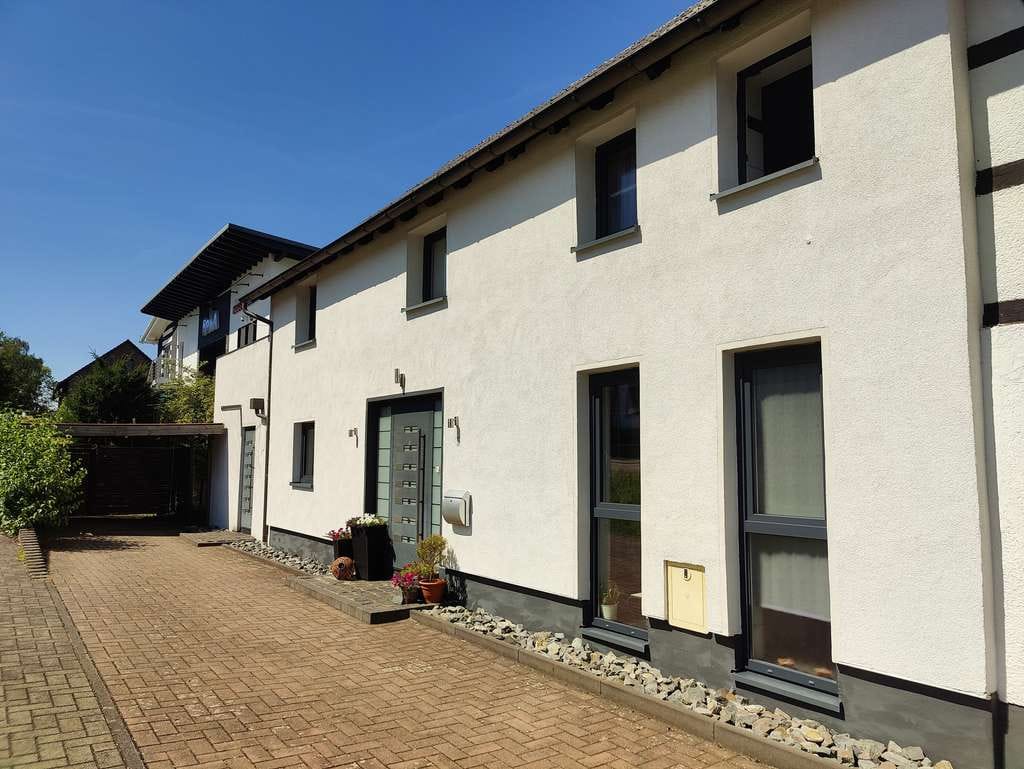Immobilie in Altenkirchen (Westerwald) - Moderne Doppelhaushälfte mit Carport und Dachterrasse mit herrlichen Ausblick! - Bild 0