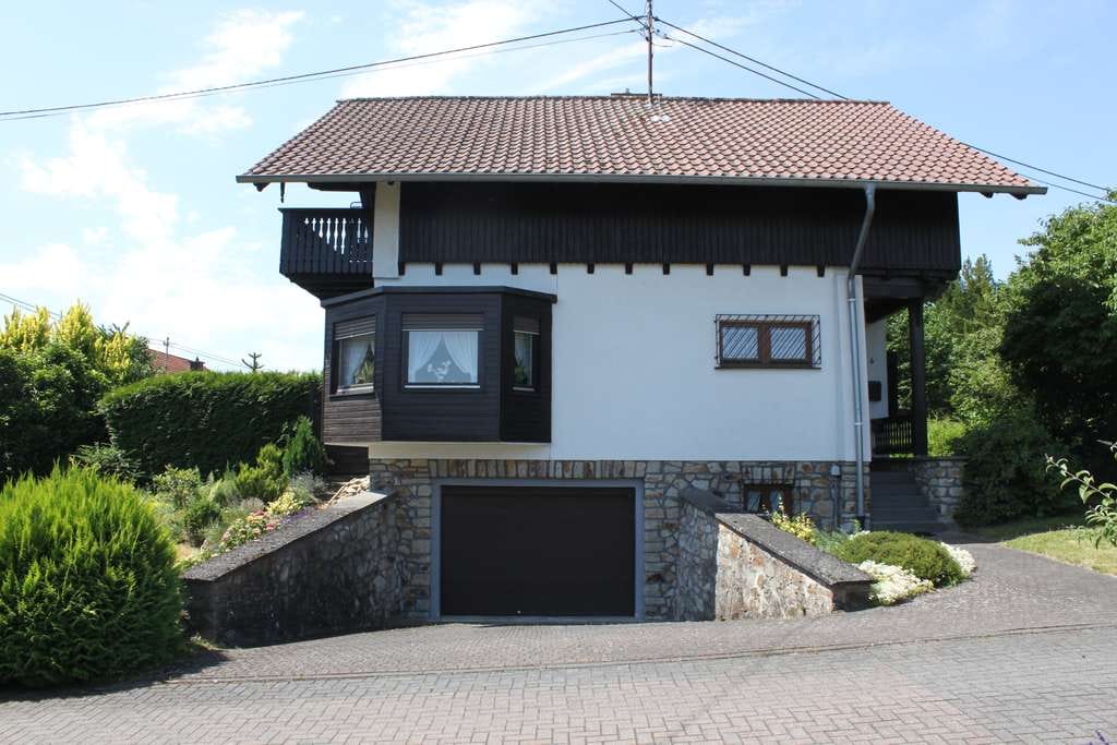 Immobilie in Berod bei Wallmerod - Charmantes Einfamilienhaus mit Garten – grundrenoviert und mit viel Potenzial - Bild 1