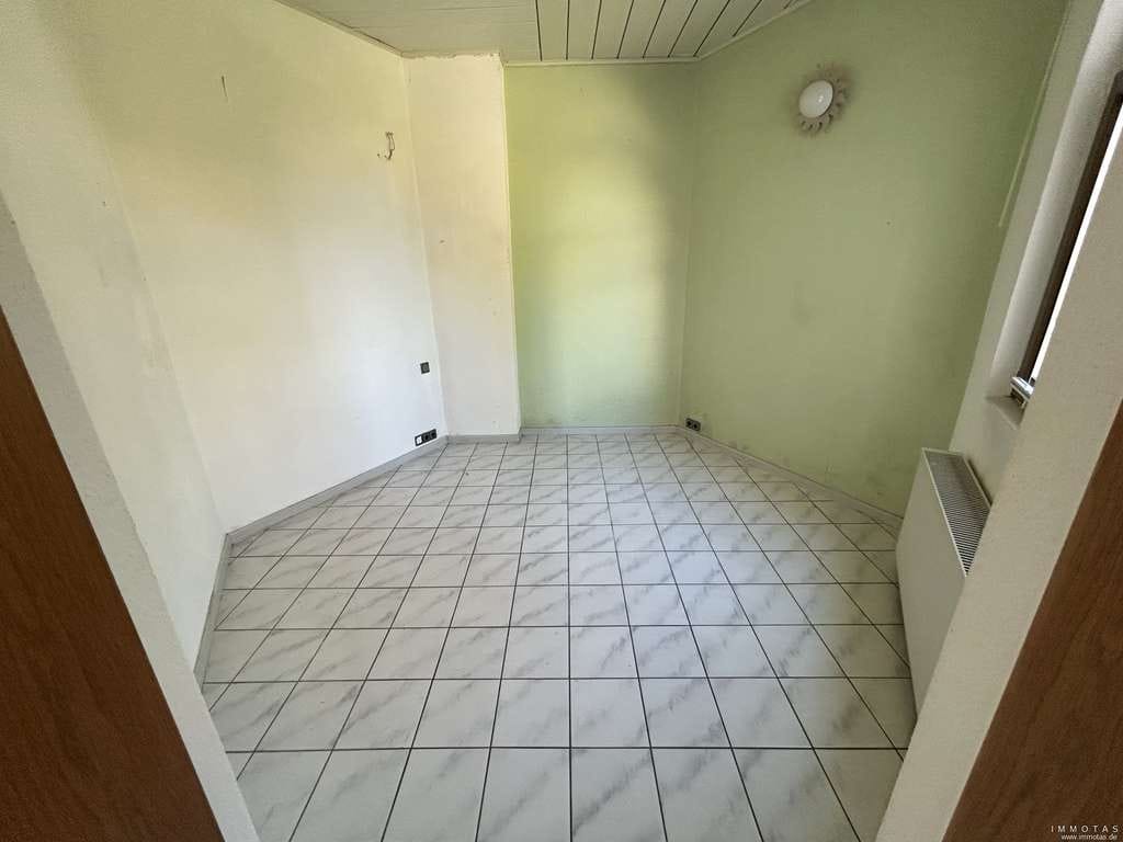 Immobilie in Bendorf - Solide 2-ZKB-Eigentumswohnung in Bendorf – EG, bezugsfrei, mit Einbauküche - Bild 3