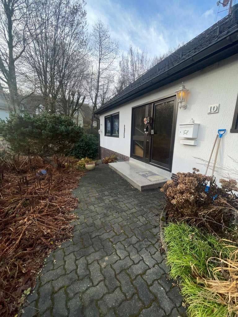 Immobilie in Nümbrecht - Großzügiges Einfamilienhaus mit Einliegerwohnung und traumhaftem Garten in Nümbrecht-Breunfeld! - Bild 1
