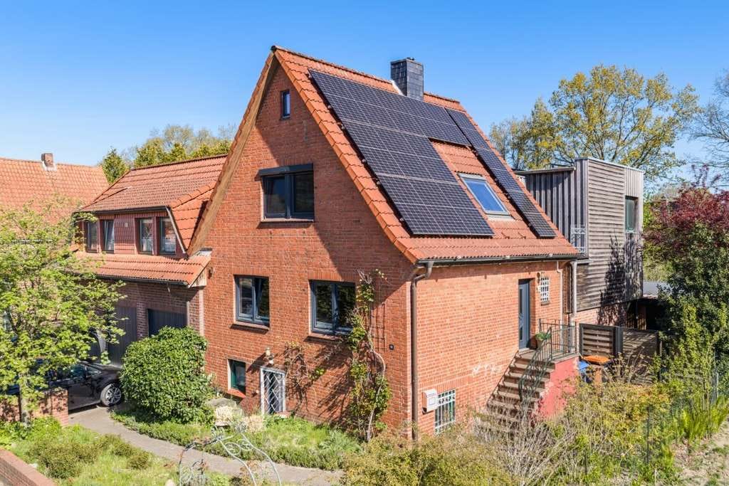 Immobilie in Henstedt-Ulzburg - Familienparadies mit Einliegerwohnung & Traumgarten in ruhiger Lage - Bild 2