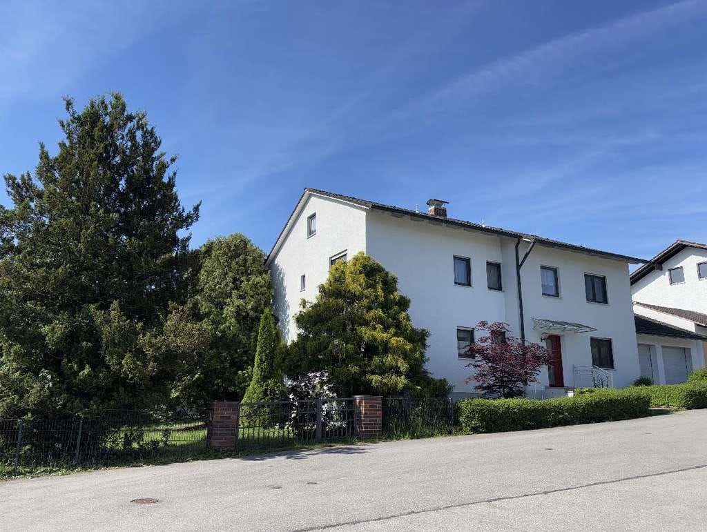 Immobilie in Eggenfelden - 1 - 2 Familienhaus mit Potenzial – großzügig Wohnen unter einem Dach - Bild 2