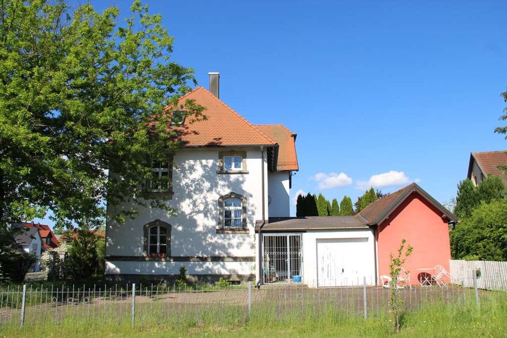 Immobilie in Speichersdorf - Außergewöhnliche Villa mit beeindruckender Architektur und großem Garten – ideal für Familie, Wohnen - Bild 2