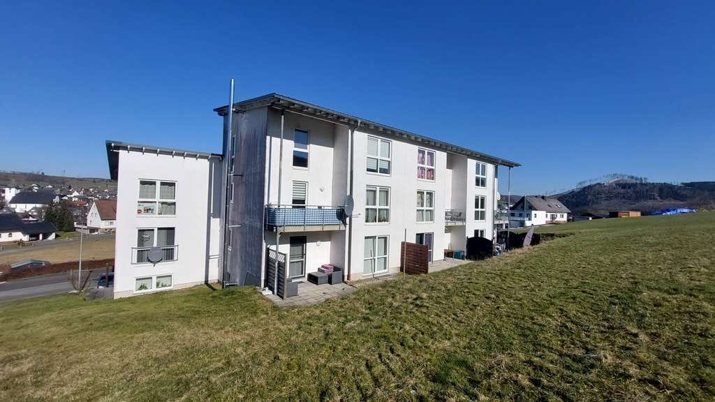 Immobilie in Bad Laasphe - ETW über zwei Etagen verteilt mit Balkon, Keller und PKW Stellplatz - Bild 1