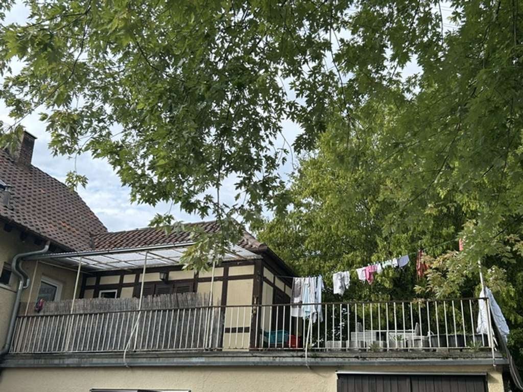 Immobilie in Eningen unter Achalm - Freistehendes Bestandsobjekt:geräumiges  2-Fam.-Haus mit weitläufigem Grundstück u. Nebengebäuden - Bild 2