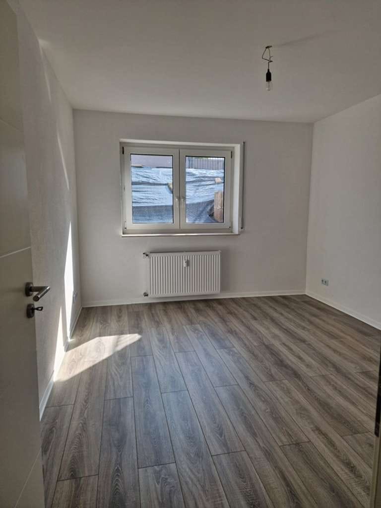 Immobilie in Eich - Erstbezug nach Kernsanierung 4 Zi.- Souterrain-Whg. -Ruhige Wohnlage- - Bild 2