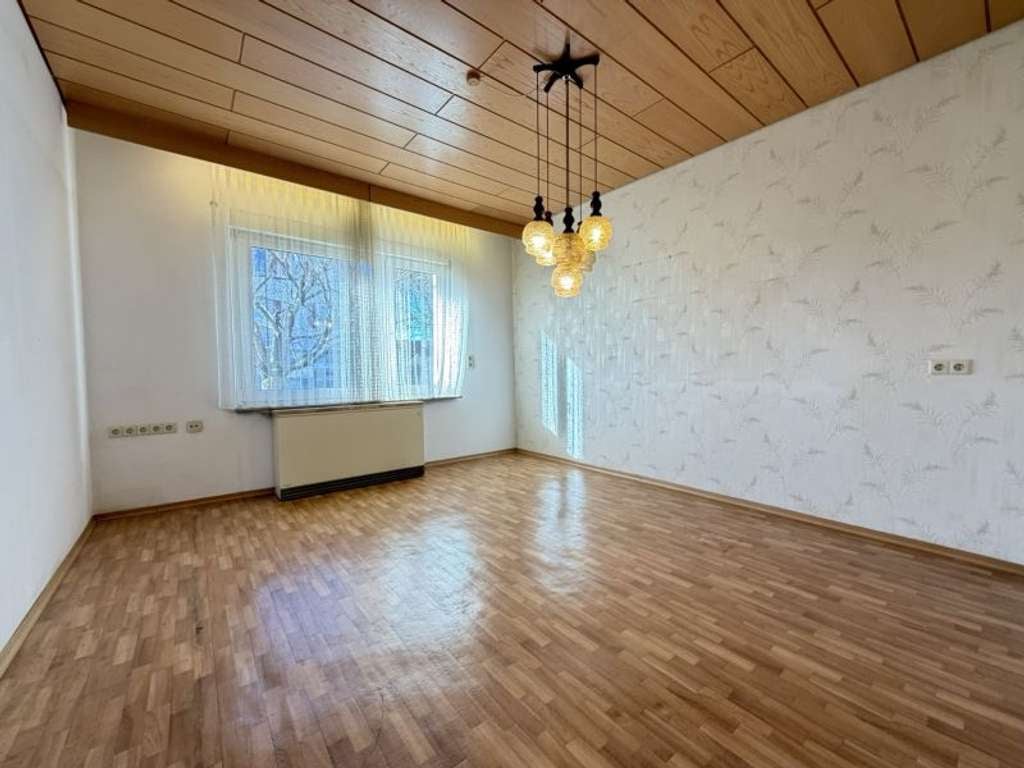 Immobilie in Metzingen - Haus zum Wohnungspreis – Sofort freies Eckhaus mit kleinem Gärtchen - Bild 2