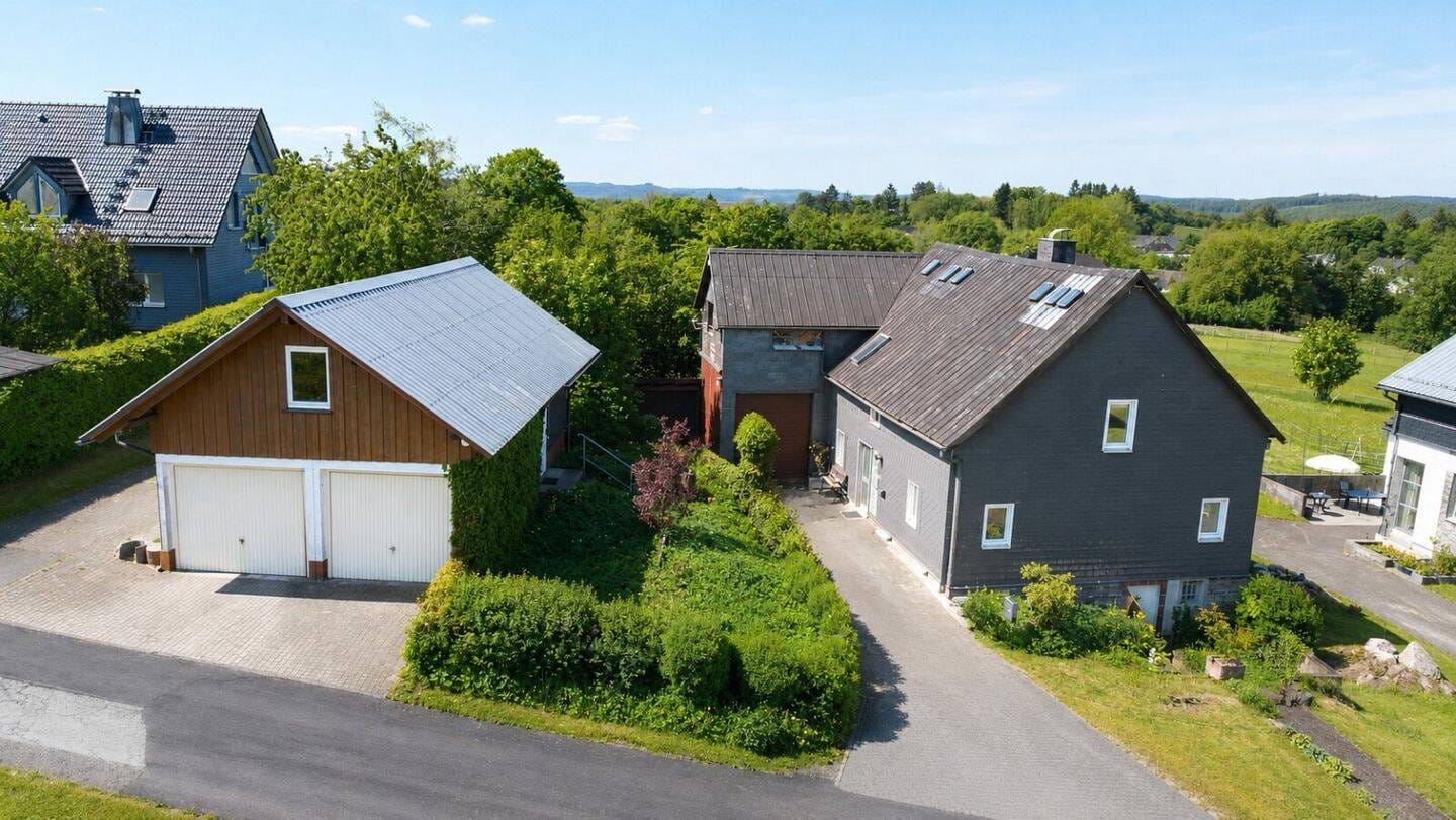 Immobilie in Bad Berleburg - Historisches Einfamilienhaus mit traumhaftem Gartenparadies, Scheune und Garagengebäude in ruhiger Lage - Bild 0