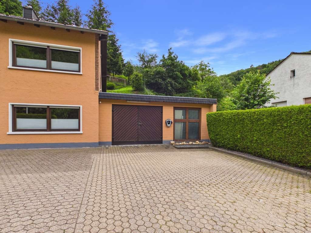 Immobilie in Heimbach - Wohnen wo andere Urlaub machen. Freistehendes Einfamilienhaus mit Garage in attraktiver Hanglage! - Bild 2