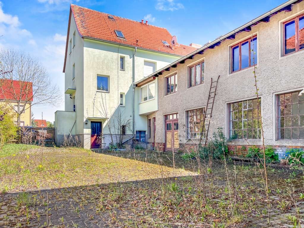 Immobilie in Genthin - Mehrfamilienhaus mit großem Grundstück und Ausbaupotenzial in Genthin - Bild 1