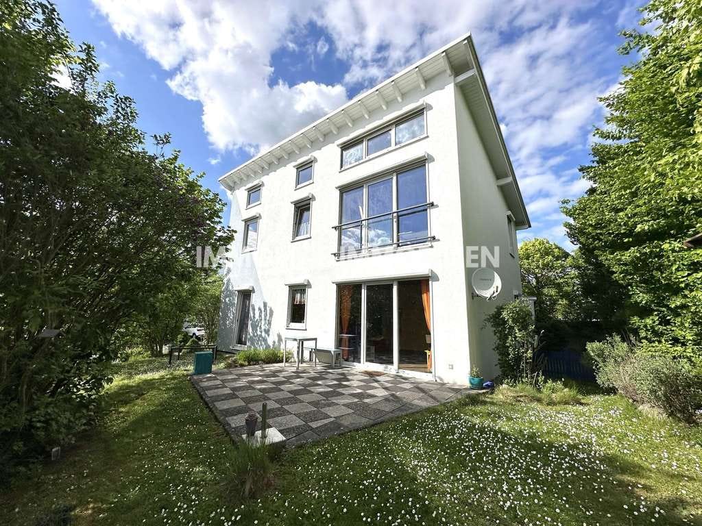 Immobilie in Hünfeld - Zentral gelegenes Einfamilienhaus mit Doppelgarage in Hünfeld - Bild 0