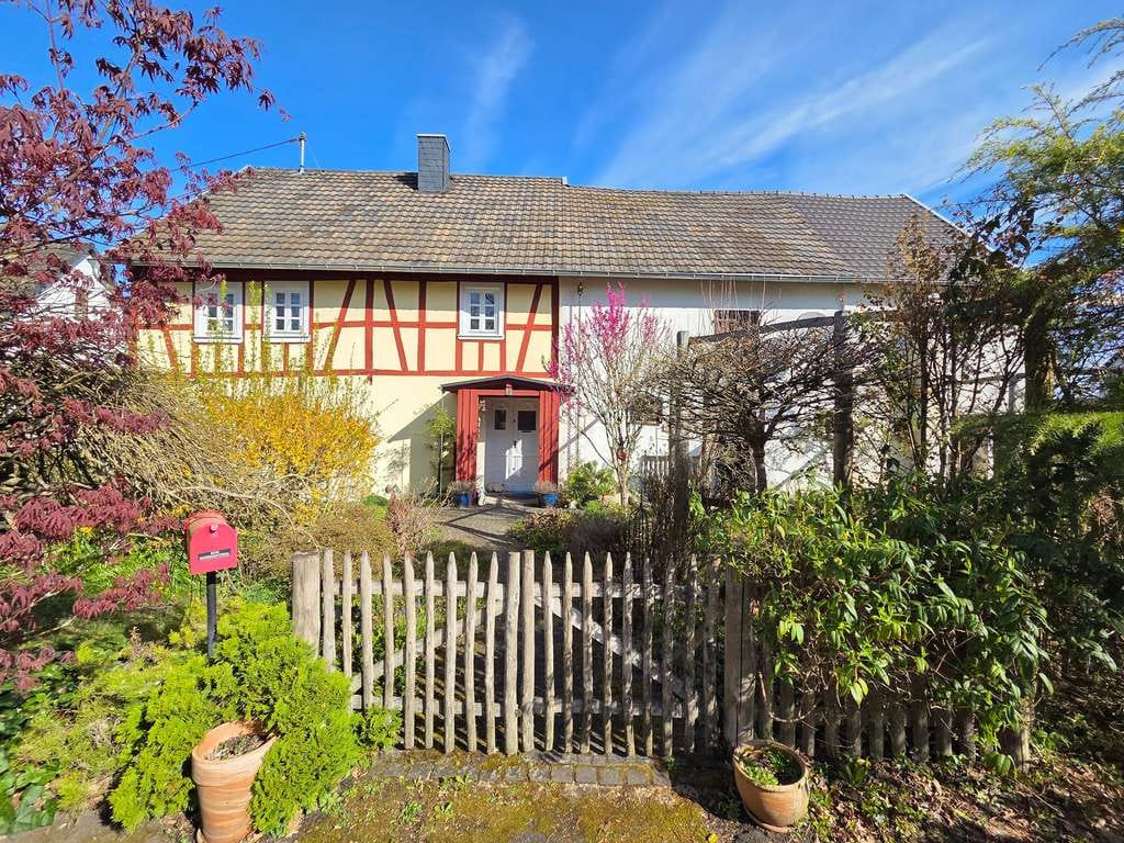 Immobilie in Döttesfeld - Von RTI: Charmantes Fachwerkhaus mit verwunschenem Garten und Ausbaupotenzial in Döttesfeld! - Bild 1