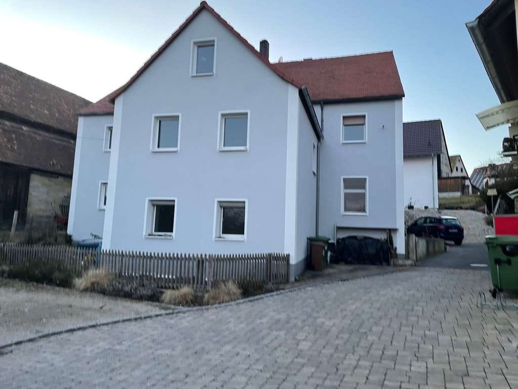 Immobilie in Lauf an der Pegnitz - Modernisierte Dachgeschosswohnung in Lauf/Simonshofen – stilvoll, effizient, rentabel - Bild 0