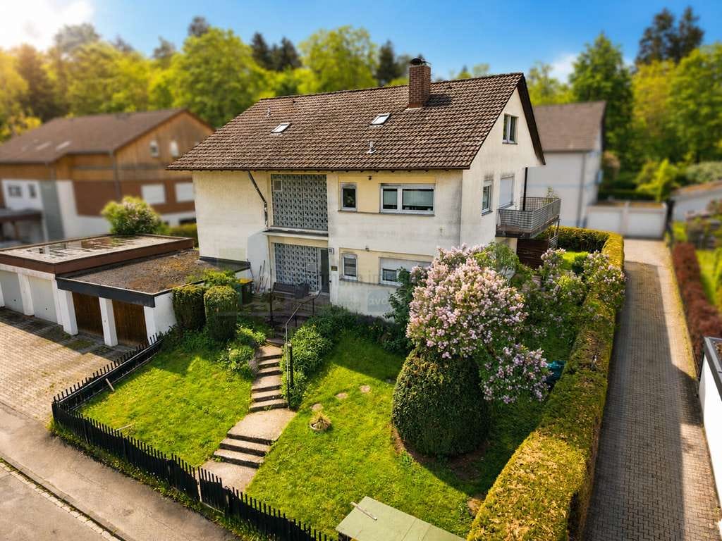 Immobilie in Bad Dürrheim - Wohnen und vermieten in Bestlage von Bad Dürrheim – gepflegtes 3-Fam.Haus mit Südausrichtung u. 2 Ga - Bild 0