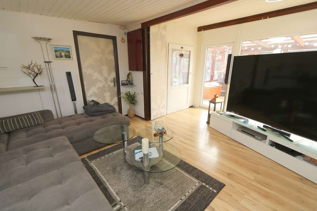 Immobilie in Scharbeutz - Wochenend-Bungalow am See! 
Renoviert, möbliert, großes Grundstück & naturnahe Lage genießen - Bild 2
