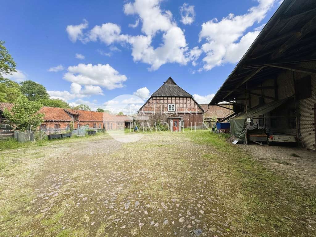 Immobilie in Bergen an der Dumme - Historische Hofstelle mit über 2 Hektar Land – Sanierungsobjekt mit freiem Blick in die Feldmark - Bild 3