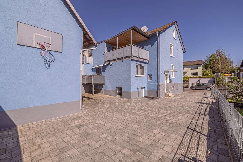 Immobilie in Bretten - Viel Platz für Familie, Hobby & Freizeit - Gepflegtes Zweifamilienhaus auf tollem Grundstück - Bild 1