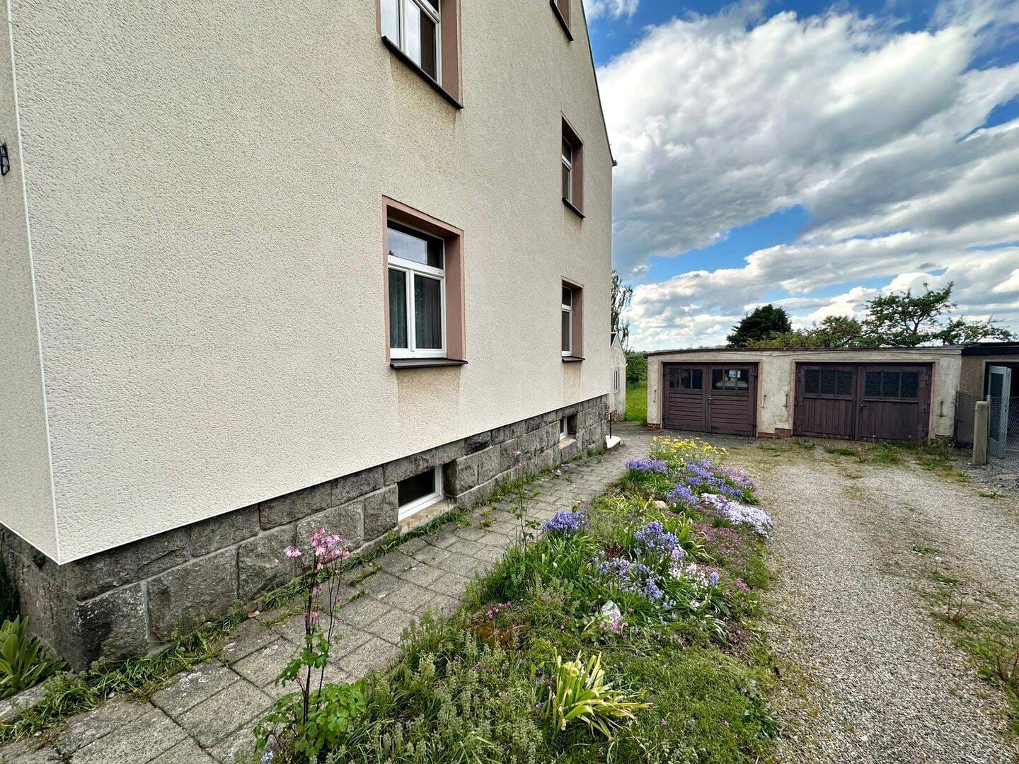 Immobilie in Neukirchen/Erzgebirge - *** Doppelhaushälfte mit Potenzial und Garten in Neukirchen *** - Bild 1