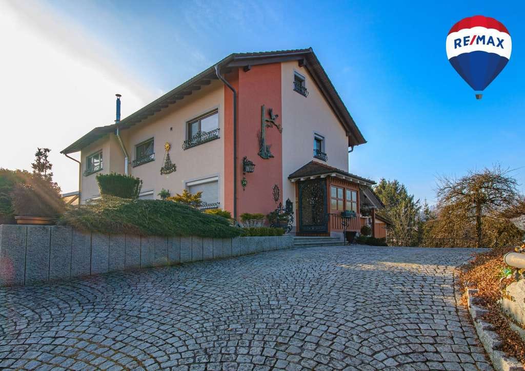 Immobilie in Dettighofen - Traumhaft gelegenes Zweifamilienhaus mit tollem Garten und Pool in Berwangen - Bild 0